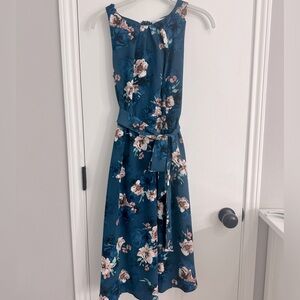 elle blue floral midi dress